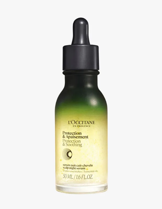 Yeşilden sarıya doğru degrade bir renge sahip, siyah damlalıklı kapağı olan L'OCCITANE marka 50 ml hacimli şişe, saç derisi gece serumunu gösteriyor; üzerinde Protection & Soothing ve 5 esansiyel yağ yazıları seçiliyor.