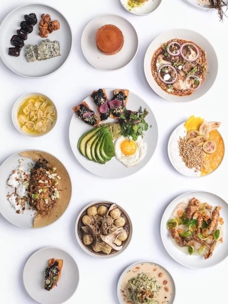 Beyaz bir masa üzerinde, modern Arjantin mutfağının yaratıcı ve sofistike sunumlarıyla dikkat çeken, avokado, yumurta, ızgara etler, sebzeler ve tatlılardan oluşan çok sayıda zarif tabak, Buenos Aires'in Marti Barra restoranındaki gastronomi tutkusunu yansıtıyor.