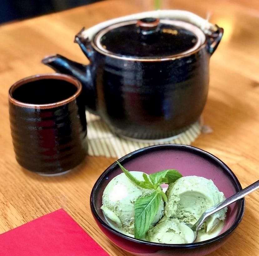 Akatlar'ın en gözde mekanlarından Miyabi Sushi&Japanese Grill'de sunulan, üzerinde nane yaprağı süslemeli üç top nefis yeşil çaylı dondurma ile yanında duran geleneksel koyu renkli seramik demlik ve kupanın ahşap masa üzerindeki iştah açıcı görünümü, Etiler ve Akatlar'ın en iyi lezzet duraklarını keşfetme arzusu uyandırıyor.