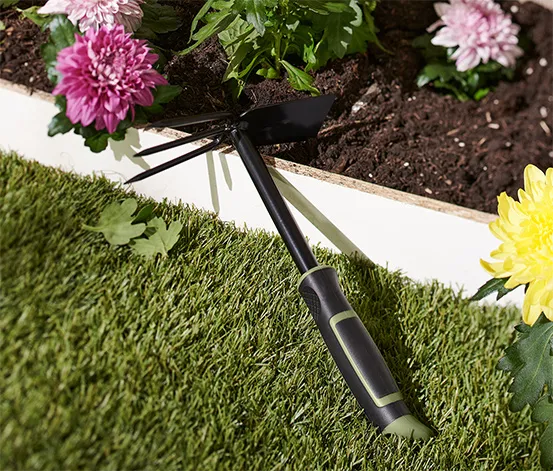 Kompakt boyutlu, ergonomik plastik saplara sahip mini kürek ve tırmık. Saksı toprağını havalandırmak, küçük çaplı bitki bakımı yapmak için ideal bahçe el aletleri.