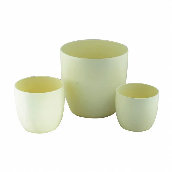 Minimalist tasarıma sahip, üç farklı boyda krem renkli plastik saksı seti. Hafif ve dayanıklı yapısıyla çok yönlü kullanım sağlar.