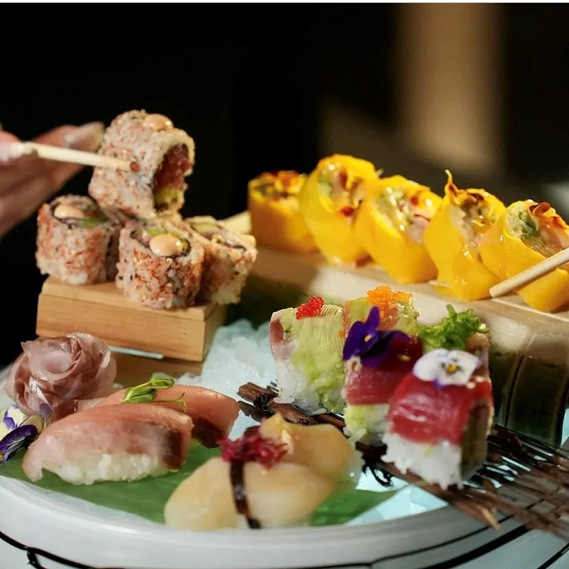 Çeşitli somon, ton balığı, deniz tarağı nigirileri ve avokadolu, mango sarmalı, rengarenk balık yumurtalarıyla süslenmiş uramaki roll'ların buz üzerinde estetik sunumu, İstanbul’un en popüler sushi restoranlarında sunulan rafine lezzetleri vurguluyor.