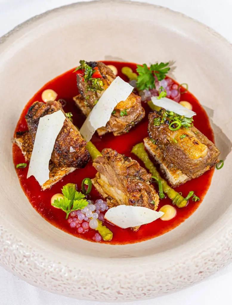 Tola Restaurant Bursa’da modern Türk mutfağı fine dining tabak sunumu