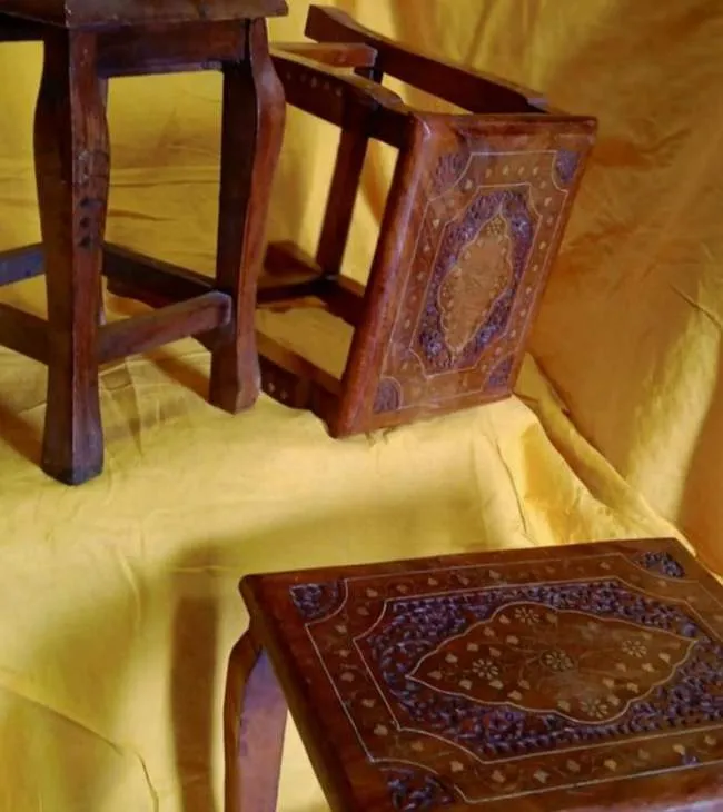 El işçiliğiyle hazırlanmış etnik desenli ahşap tabureler, bohem düğünlerde otantik bir atmosfer yaratmak için nostaljik ve karakter sahibi bir dokunuş sunuyor.