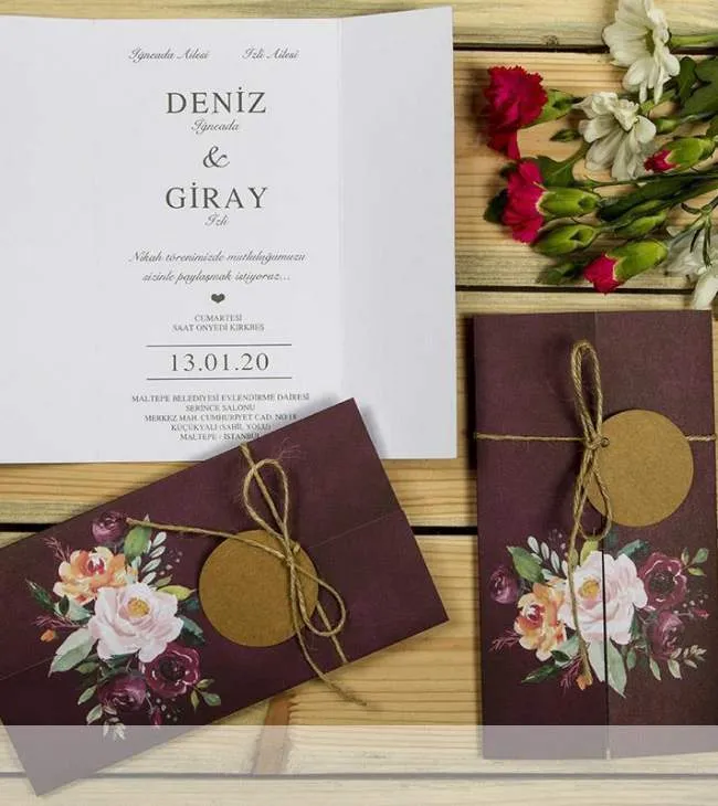 Vintage esintiler taşıyan bu davetiye, ip detayları ve floral illüstrasyonlarla şık ve sıcak bir ilk izlenim yaratıyor.