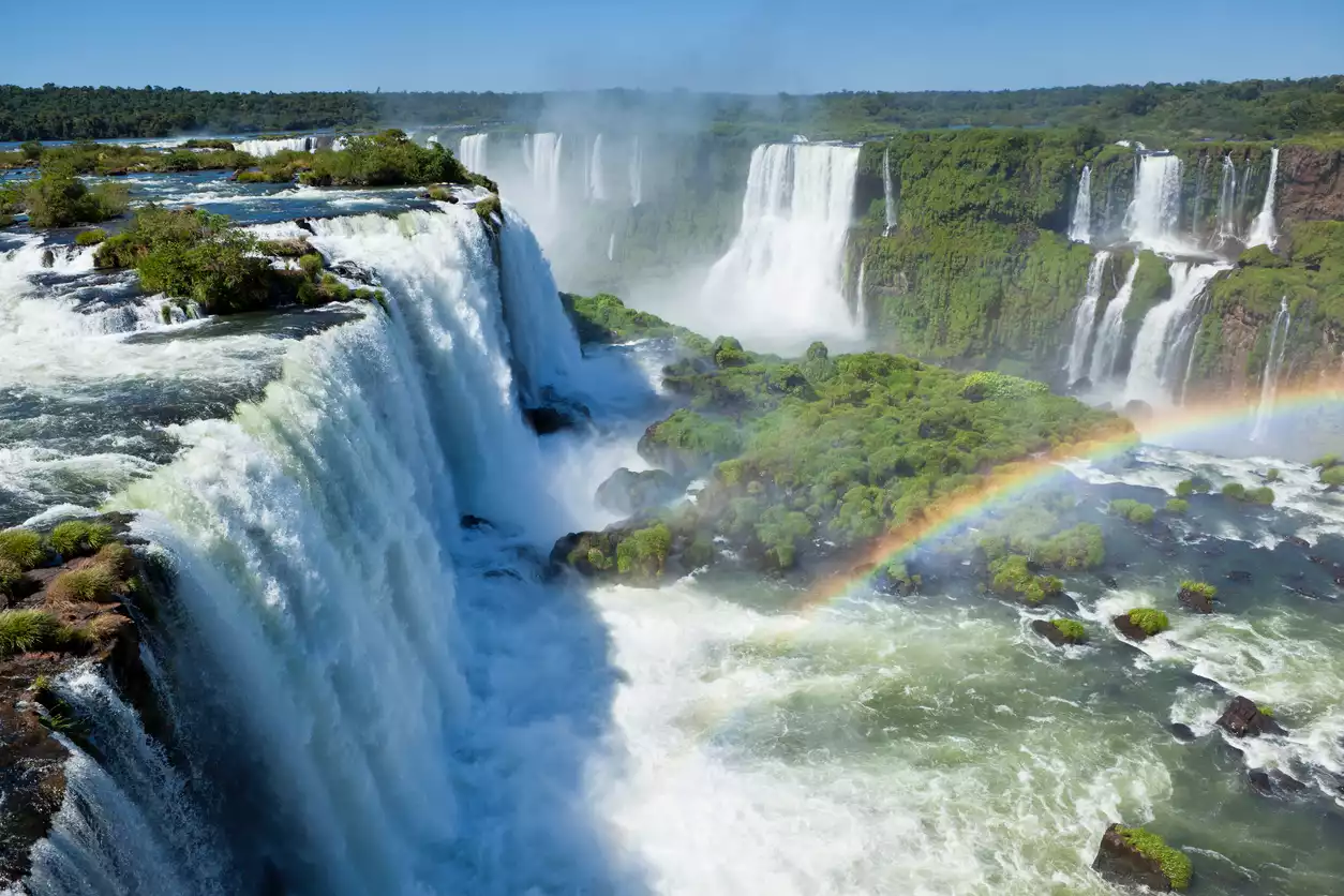Buenos Aires seyahatinizi unutulmaz kılacak, yemyeşil ormanlarla çevrili ve gürül gürül akan suların oluşturduğu renkli bir gökkuşağıyla taçlanan Iguazu Şelaleleri'nin büyüleyici ve tutku dolu bir genel görünümü.