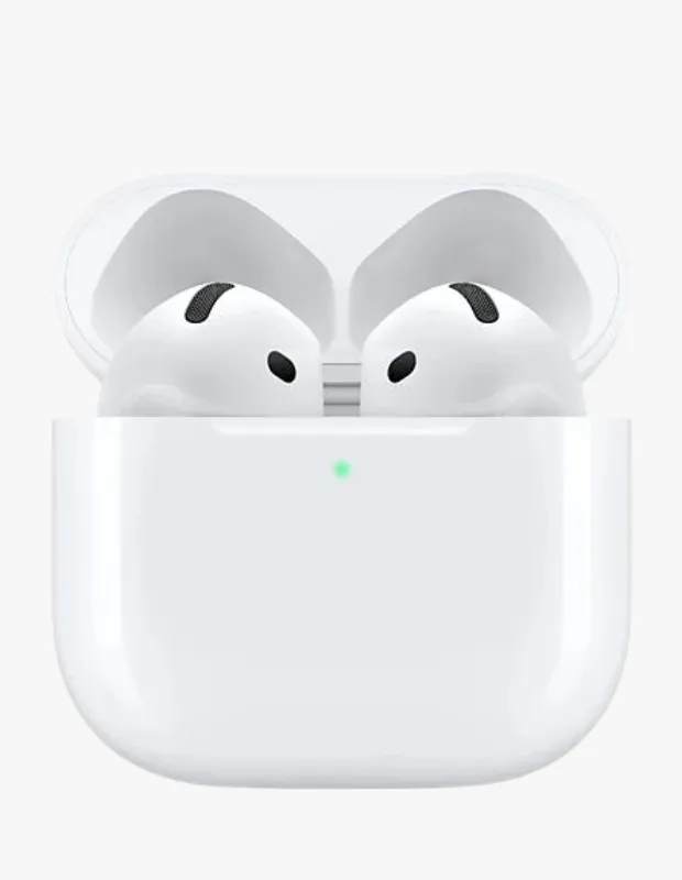 Beyaz Apple AirPods kablosuz kulaklıklar, şarj kutusu açık halde ve ön yüzünde yeşil LED ışık yanarken önden görünüm.