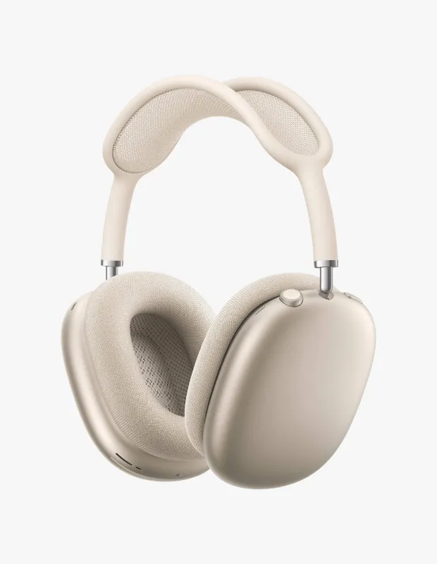 Bej renk Apple AirPods Max kablosuz kulak üstü kulaklık, örgü kafa bandı ve yumuşak kulak yastıklarıyla önden üç çeyrek açıdan görünüm.