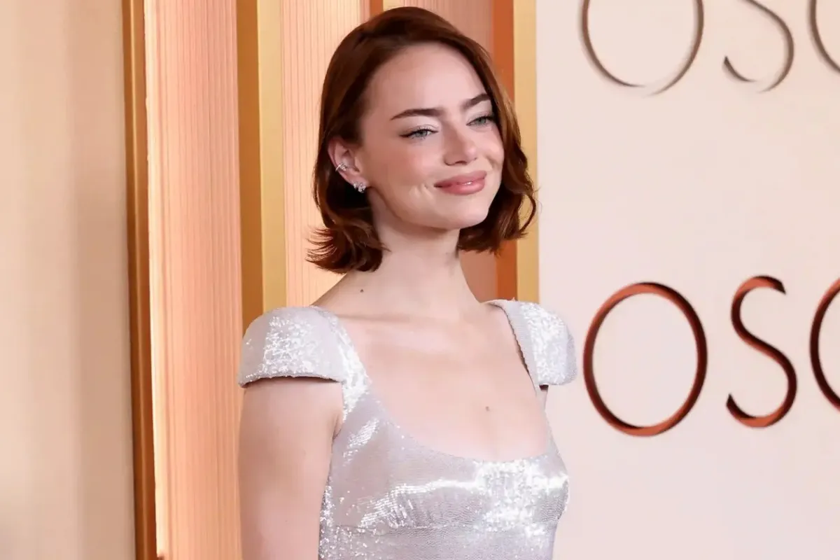 Emma Stone, açık tenine çok yakışan, canlı ve omuz hizasındaki dalgalı bakır saç rengiyle dikkat çekiyor; bu görünüm, doğru bakır tonlarının açık tenli kişiler için ne kadar cesur ve parlak bir seçim olabileceğini vurguluyor.