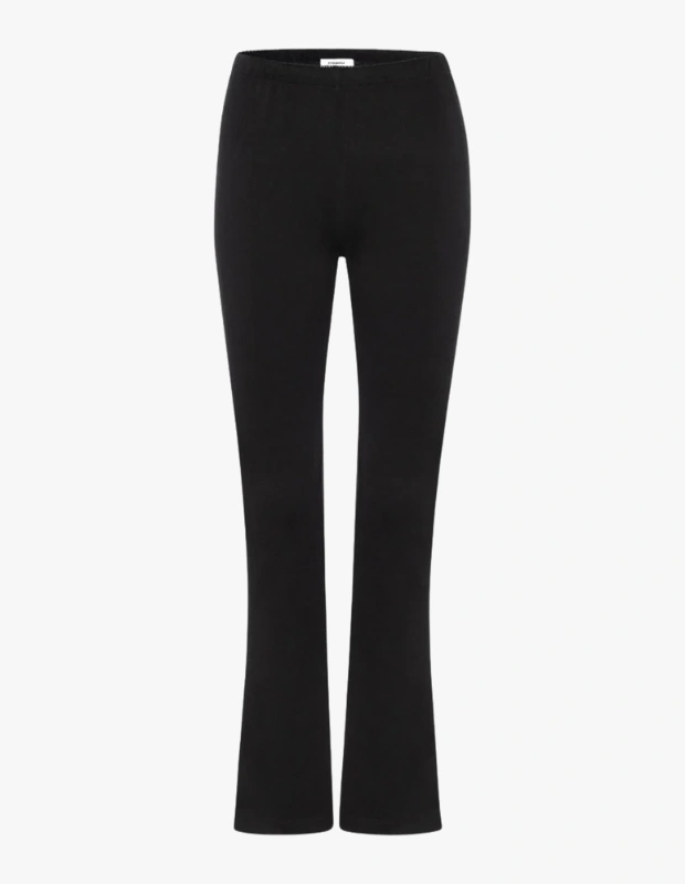 Ürün Cinsiyeti: Kadın
Ürün Tipi: Giyim
Ürün Sezonsallığı: Dört Mevsim
Ürün Çeşidi: Pantolon
Ürün Özellikleri:
Alia Pants, vücuda oturan kesimi ve feminen siluetiyle modern bir duruş sunar. Cesur ama dengeli tasarımı sayesinde tek başına güçlü bir stil ifadesi yaratır. Günlük kombinlerden akşam görünümlerine kadar farklı stillerle rahatlıkla eşleşir.
Öne Çıkan Detaylar:
Feminen ve modern kesim
Vücuda oturan siluet
Şehir stiline güçlü vurgu
Çok yönlü kullanım
Kimler Kullanıyor?
Stilinde cesur ama kontrollü parçalar tercih eden, trendleri kişisel yorumuyla kullanan kadınlar için uygundur.
Miaou Alia Pants ile modern, feminen ve güçlü bir siluet oluşturun.