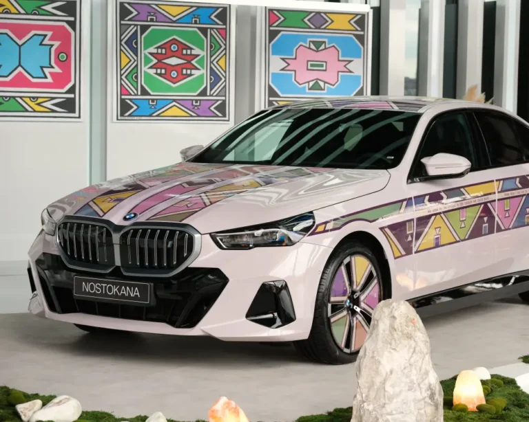 BMW i5 Flow NOSTOKANA: E Ink Teknolojisi ile Sanatın Geleceği