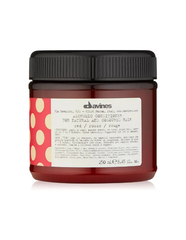 Marka Adı: Davines
Ürün Adı: Davines Alchemic Copper Bakır Saç Kremi
Ürün Cinsiyeti: Unisex
Ürün Tipi: Saç Kremi
Ürün Sezonsallığı: Belirtilmemiş
Ürün Çeşidi: Renk Koruyucu Saç Kremi
Ürün Özellikleri: Bu 250 ml hacimli renk koruyucu saç kremi, doğal veya boyalı bakır ve kızıl saç tonlarının canlılığını ilk günkü gibi korumak için özel olarak formüle edilmiştir. Saf pigmentler, besleyici jojoba yağı ve E vitamini ile zenginleştirilmiş silikonsuz yapısı sayesinde saç tellerini derinlemesine nemlendirir ve saç bütünlüğünü bozmadan rengin yoğunluğunu muhafaza eder. Havluyla kurulanmış saça uygulanıp 5-8 dakika bekletildikten sonra durulanır, böylece saçlara parlak ve canlı bir görünüm kazandırır. Koyu kahverengi bir kavanozda, şık ve kırmızı puantiyeli etiketiyle sunulur.
Öne Çıkan Detaylar:
- Saf pigmentler ile bakır ve kızıl saç renginin canlılığını korur
- Besleyici jojoba yağı ve E vitamini ile saçları derinlemesine nemlendirir
- Doğal ve boyalı saçlar için uygun, silikonsuz formül
Kimler Kullanıyor?: Canlı ve dikkat çekici kızıl veya bakır saç tonlarına sahip olan, bu renklerin parlaklığını ve derinliğini ilk günkü gibi korumak isteyen kişiler bu ürünü tercih edebilir. Saçlarının rengine özen gösterirken aynı zamanda besleyici ve nemlendirici bir bakım arayan herkes için idealdir. Doğal kızıl saçları olanlar ya da saçlarını kızıl/bakır tonlarına boyamış olanlar, renklerinin solmasını engellemek ve canlı bir görünüme sahip olmak adına günlük rutinlerine ekleyebilirler.