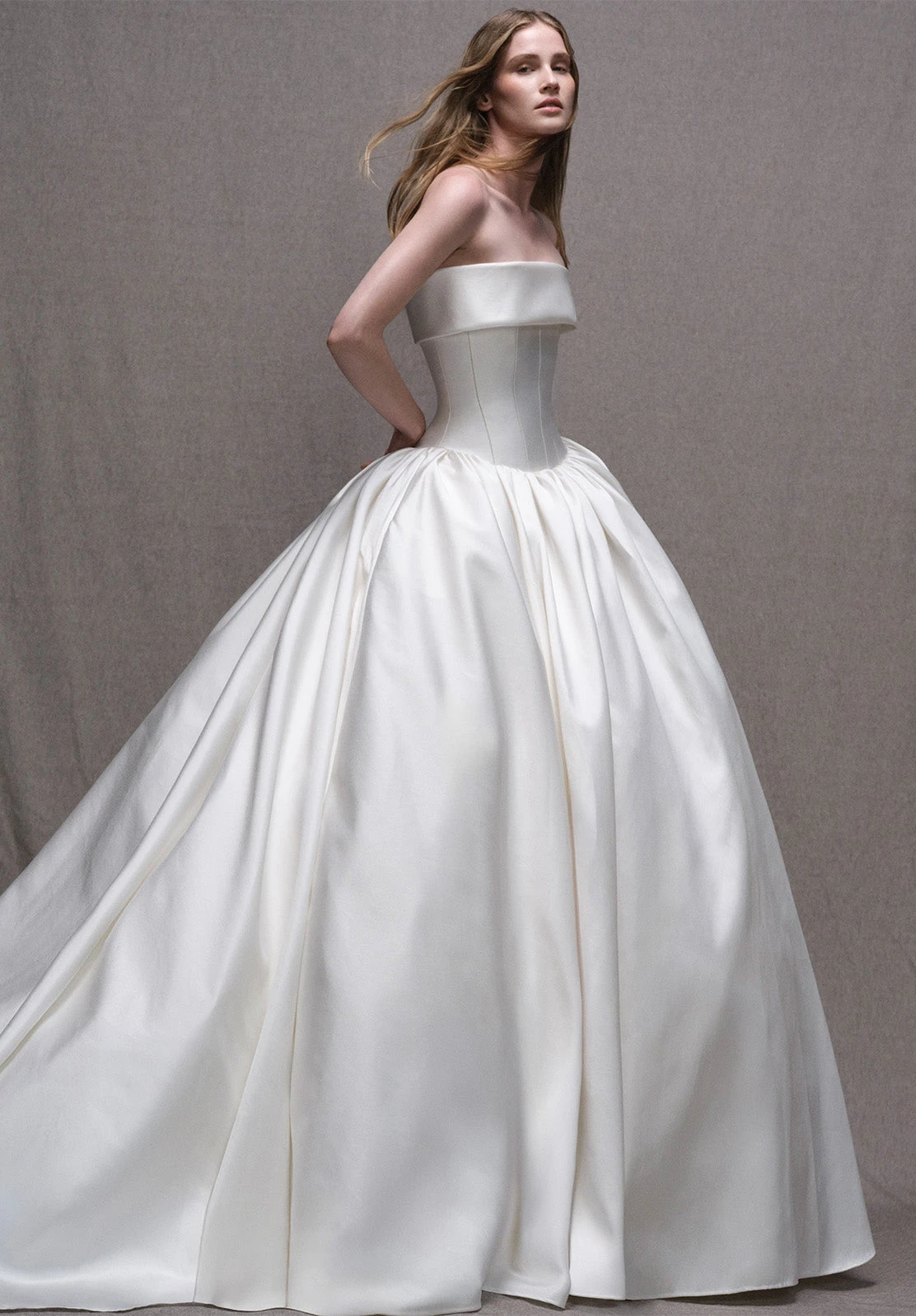 Omuzları açık korse üst ve hacimli saten etekli Elie Saab gelinlik; minimal tasarım ve dramatik hacim.