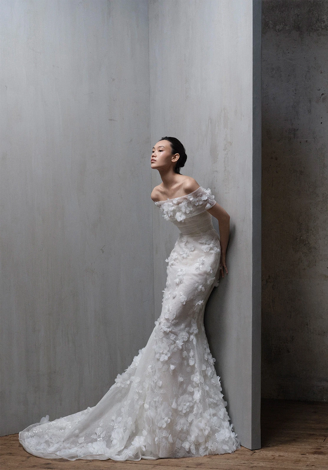 Omuzları açık, çiçek aplikeli balık kesim Elie Saab gelinlik; zarif kuyruk ve romantik bridal siluet.