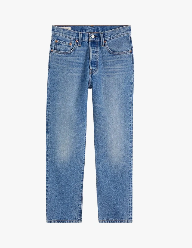 Ürün Detayı

Ürün Cinsiyeti:
Kadın

Ürün Tipi:
Giyim

Ürün Sezonsallığı:
Dört Mevsim

Ürün Çeşidi:
Jean Pantolon

Ürün Özellikleri

Levi’s 501® Originals Crop jean pantolon, denim tarihinin en ikonik siluetlerinden birini modern bir yorumla sunar. 1873’ten bu yana zamansız duruşunu koruyan 501® formu, bu modelde kısa paça uzunluğu ile güncellenerek daha dinamik bir görünüm kazanır. Kalça ve baldırda oturan yapısı vücut hatlarını dengelerken, düz paça kesimi klasik jean estetiğini korur. Dayanıklı denim dokusu ve 5 cepli tasarımıyla hem günlük kullanıma hem de kişisel stile uyum sağlayan güçlü bir temel parça olarak öne çıkar.

Öne Çıkan Detaylar

İkonik 501® Originals tasarım

Modern kısa paça (crop) siluet

Düz paça kesim

Kalça ve baldırda oturan yapı

5 cep tasarımı

Zamansız ve çok yönlü denim stil

Kimler Kullanıyor?

Bu jean; klasik denim ruhunu modern dokunuşlarla taşımayı seven, stilini sade ama güçlü parçalarla ifade edenler tarafından tercih ediliyor. Günlük kombinlerde güvenli, zahmetsiz ve karakterli bir görünüm arayanlar için vazgeçilmez bir temel sunuyor.


Levi’s 501® Originals crop kadın jean pantolon; ikonik düz kesimi, kısa paça silueti ve zamansız denim stiliyle dört mevsim güçlü bir görünüm sunar.