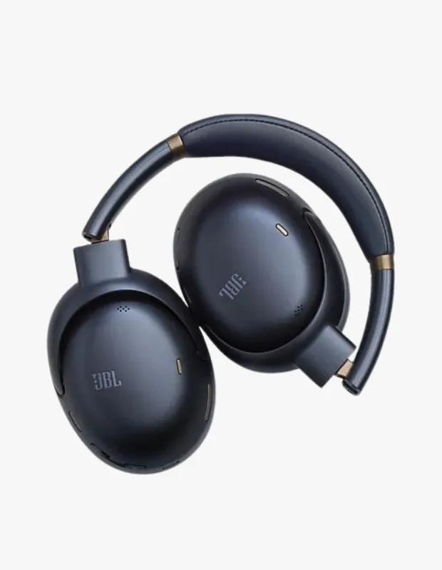 Lacivert JBL Tour One M3 kablosuz kulak üstü kulaklık, altın tonlu detaylara sahip kafa bandı ve oval kulak kapaklarıyla önden çapraz açıdan görünüm.