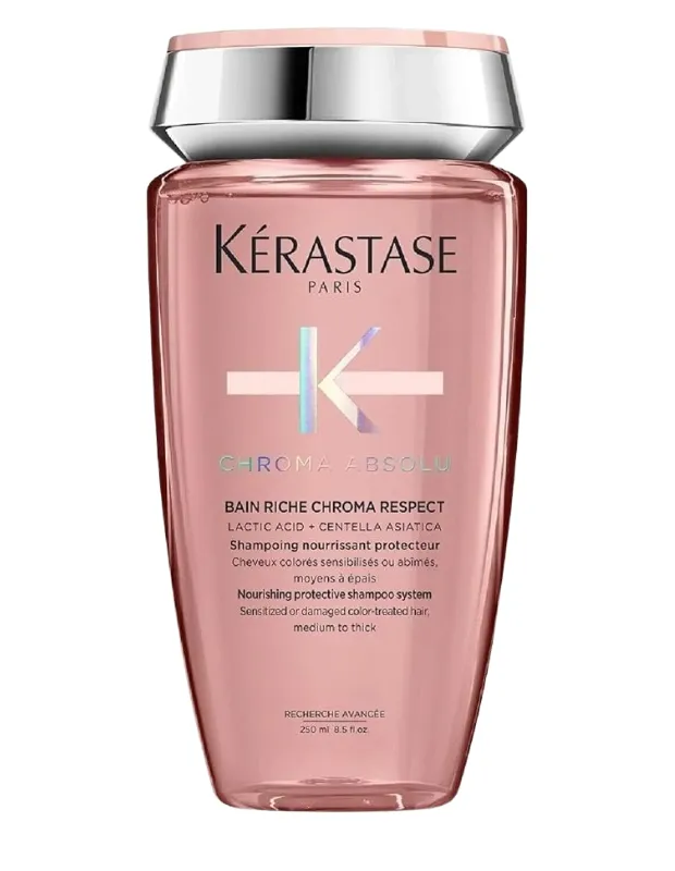 Marka Adı: Kerastase
Ürün Adı: Kerastase Chroma Absolu Bain Riche Boyalı Saçlar için Besleyici ve Koruyucu Şampuan
Ürün Cinsiyeti: Unisex
Ürün Tipi: Şampuan
Ürün Sezonsallığı: Belirtilmemiş
Ürün Çeşidi: Boyalı, yıpranmış ve hassas saçlar için besleyici ve koruyucu şampuan
Ürün Özellikleri: Bu zarif pembe şişede sunulan 250 ml hacimli şampuan, özellikle boyalı, hassas veya yıpranmış, orta kalınlıktan kalın tellere sahip saçlar için geliştirilmiştir. Laktik Asit ve Centella Asiatica içeren özel formülüyle saç tellerini derinlemesine besler ve korur. Markanın gelişmiş teknolojisiyle bir araya gelen amino, tartarik ve laktik asit kompleksi sayesinde, saç renginin hızlı akma problemini kökten çözerek saç tellerini içten dışa onarır ve dış hasarlara karşı güçlü bir kalkan oluşturur. Bu sayede saçlar daha canlı, parlak ve sağlıklı bir görünüme kavuşur.
Öne Çıkan Detaylar:
- Boyalı saç renginin canlılığını korur ve akmasını yavaşlatır
- Laktik Asit ve Centella Asiatica içeren formülüyle saç tellerini derinlemesine besler
- Yıpranmış ve hassas saçları dış etkenlere karşı koruyucu bir kalkanla güçlendirir
Kimler Kullanıyor?: Saçlarını boyatarak renk değişimi yaşamış, özellikle bakır gibi canlı tonları tercih edenler ve bu renklerin kalıcılığını artırmak isteyenler için idealdir. Yıpranmış veya hassas saç tellerine sahip olup, aynı zamanda saçlarına yoğun bir besleme ve dış etkenlere karşı güçlü bir koruma sağlamayı arzu eden herkes bu şampuanı tercih edebilir. Kapsamlı ve etkili bir saç bakımı rutini arayan, saçlarının sağlığına ve renginin parlaklığına önem veren kişiler için uygundur.