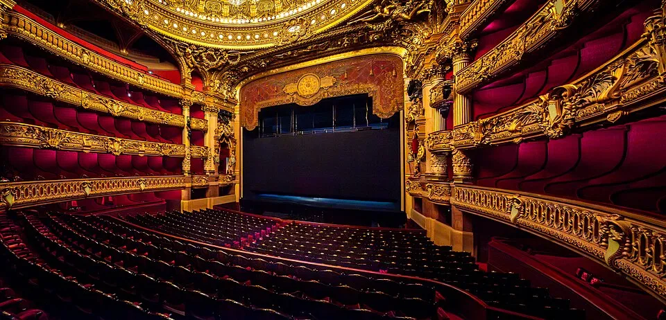 Paris'teki tarihi Opera Garnier'nin lüks iç mekanı, boş duran kırmızı kadife koltukları ve altın varakla süslenmiş görkemli balkon ve localarıyla sahneye bakan zarif mimarisini detaylıca gözler önüne seriyor.