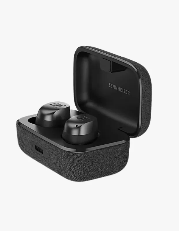 Siyah Sennheiser Momentum True Wireless 4 kablosuz kulak içi kulaklıklar, kumaş kaplı şarj kutusu açık halde ve önden üç çeyrek açıdan görünüm.