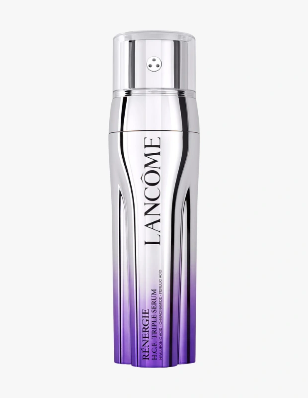 Ürün Cinsiyeti: Unisex
Ürün Tipi: Yüz Serumu
Ürün Sezonsallığı: Dört Mevsim
Ürün Çeşidi: Anti-aging & Aydınlatıcı Serum
Ürün Özellikleri:
Lancôme Rénergie Triple Serum, üç ayrı fazdan oluşan yenilikçi yapısıyla cildin farklı ihtiyaçlarına aynı anda odaklanır. Hyaluronik asit yoğun nem sağlarken, C vitamini ve niasinamid cildin daha aydınlık ve eşit tonlu görünümünü destekler. Ferulik asit ile zenginleştirilen formül, cildi çevresel faktörlere karşı korumaya yardımcı olur. Hafif dokusu sayesinde hızlı emilir ve günlük bakım rutinine kolayca uyum sağlar.
Öne Çıkan Detaylar:
Üç fazlı serum teknolojisi
Hyaluronik asit ile yoğun nem desteği
C vitamini, niasinamid ve ferulik asit kombinasyonu
Hafif ve konforlu kullanım
Kimler Kullanıyor?
Cilt bakımında çok adımlı etkiyi tek üründe arayan, düzenli bakım rutinini güçlü içeriklerle desteklemeyi seven ve cildinin canlı görünümünü ön planda tutan herkes için ideal bir seçenektir.
Lancôme Rénergie Triple Serum ile cildinizde nem, aydınlık ve sıkı görünümü tek adımda destekleyin. Güçlü içerikler, hafif doku.