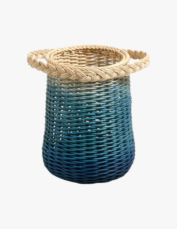 rün Cinsiyeti: Unisex

Ürün Tipi: Ev & Düzenleme

Ürün Sezonsallığı: Dört Mevsim

Ürün Çeşidi: Dekoratif Sepet

Ürün Özellikleri:
Boyner Java rattan sepet, doğal dokusu ve mavi renk vurgusuyla hem fonksiyonel hem dekoratif bir kullanım sunar. Küçük eşyaların düzenlenmesi için ideal olan formu, raflarda veya açık alanlarda estetik bir düzen sağlar.

Öne Çıkan Detaylar:

Doğal rattan malzeme

Mavi renk detayı

Kompakt ve kullanışlı boy

Dekoratif düzenleme çözümü

Kimler Kullanıyor?
Düzenleme ürünlerinde doğallığı ve estetiği bir arada arayan, sepetleri hem işlevsel hem dekoratif kullananlar için ideal bir tercihtir.

Boyner Java rattan sepet ile evinizde düzeni doğal ve şık bir dokunuşla tamamlayın.