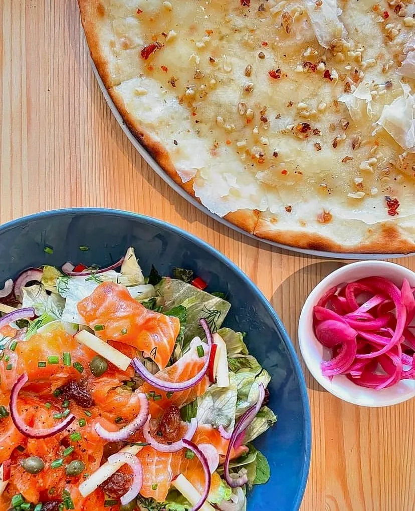 400 Derece Nişantaşı’nda çıtır ince hamurlu pizza, somonlu salata ve turşu soğan servis — Nişantaşı mekanları rehberinden.