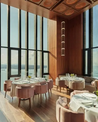 İstanbul Boğazı manzaralı restoran – Panoramik camlardan deniz manzarasıyla şık fine-dining ambiyansı.