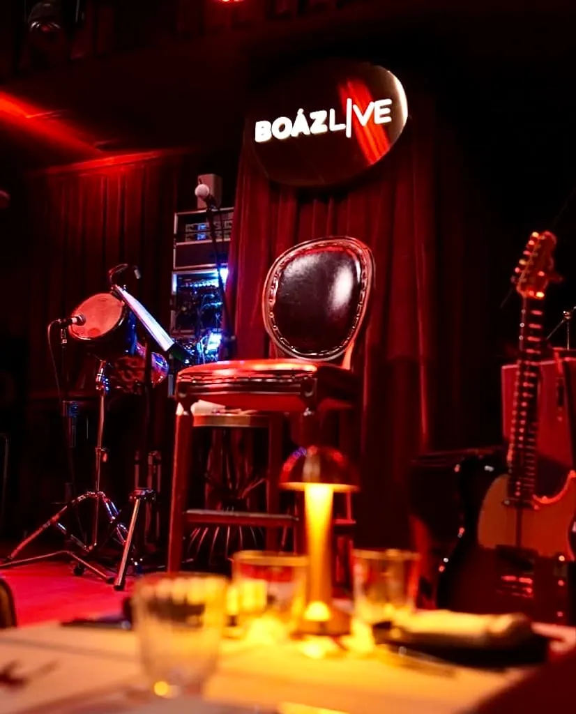 Boâz Live sahnesi, kırmızı perdeler ve canlı müzik için hazırlanan enstrümanlar.