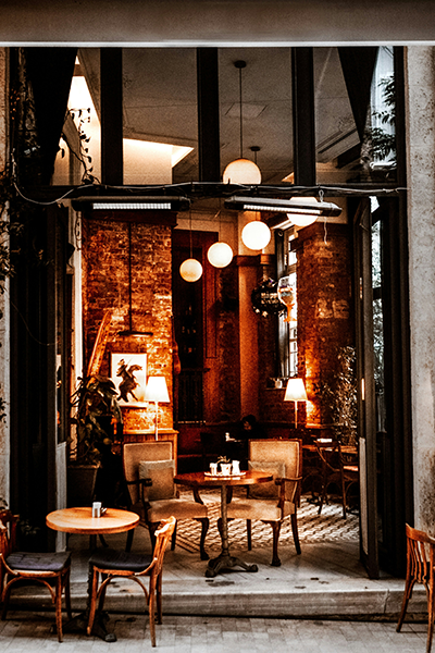Cihangir’de nostaljik kafe girişi – Tuğla duvarlı, loş ışıklı ve samimi atmosferiyle Cihangir kafe iç mekânı.