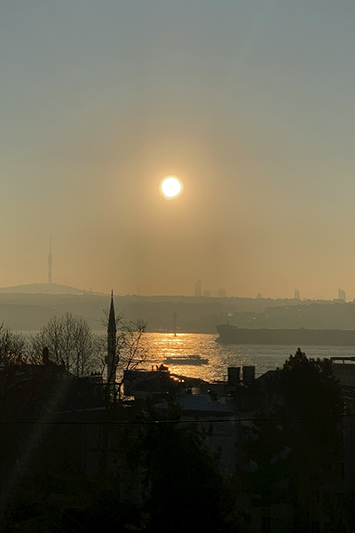 İstanbul Boğazı gün batımı manzarası – Güneşin batışıyla Boğaz’da yansıyan ışıklar ve silüet.