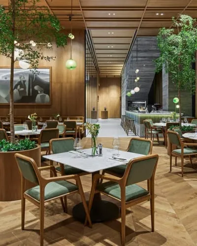 Divan Brasserie iç mekânı – Ahşap detaylı, modern ve ferah dekorasyonlu restoran atmosferi.