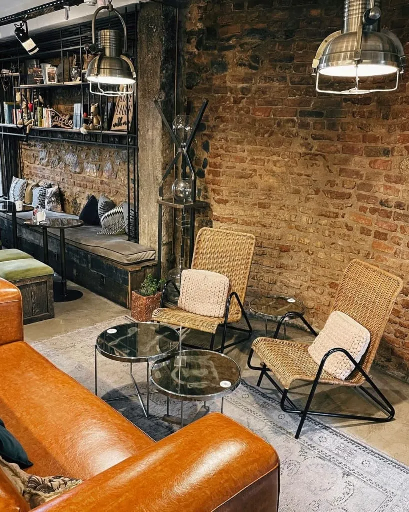 Federal Coffee Galata iç mekânı – Tuğla duvarlı, endüstriyel dekorasyonlu ve kitaplık detaylı kafe alanı.