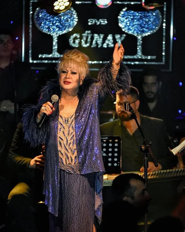 İstanbul’un efsane mekânı Günay Restaurant’ta sahne alan ünlü sanatçı ve canlı müzik.