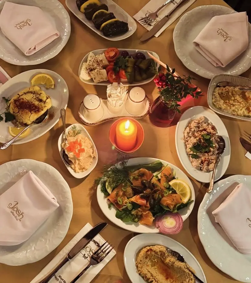 Jash Saloon Ermeni mutfağı mezeleri, peynir, salata ve humus tabağı