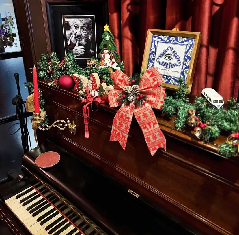 Jash Saloon Noel süslemeleriyle dekore edilmiş piyano