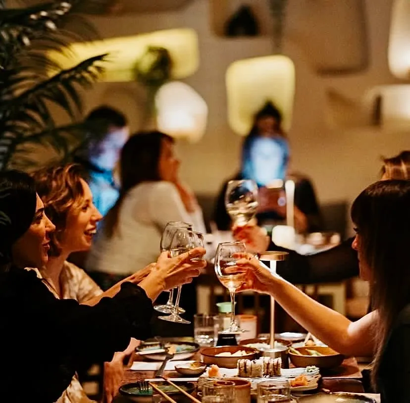 Kuruçeşme’deki Korto İstanbul’da şık bar alanı ve modern tasarımıyla canlı müzik atmosferi.