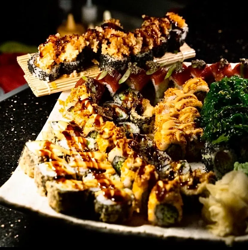 Korto İstanbul’un menüsünde öne çıkan sushi çeşitleri ve dünya mutfağından tabaklar.
