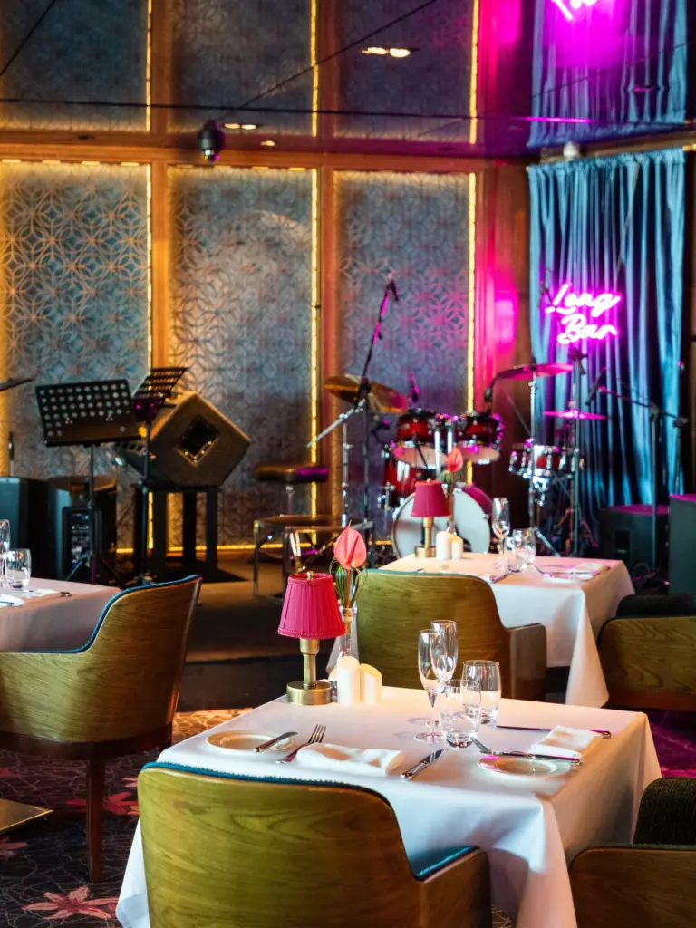 Raffles İstanbul Long Bar’ın şık bar köşesi ve dekoratif ışıklandırmaları.