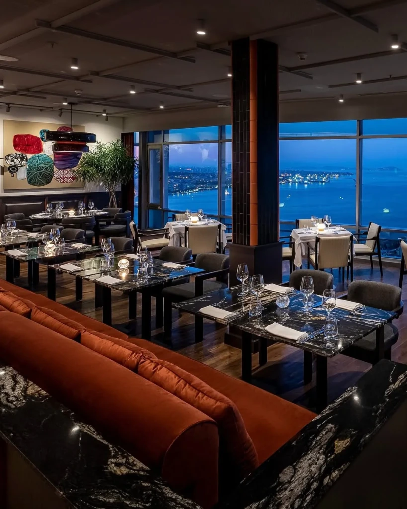 Okra Restaurant, modern tasarımı ve Haliç manzarasıyla şık bir akşam yemeği atmosferi sunuyor.