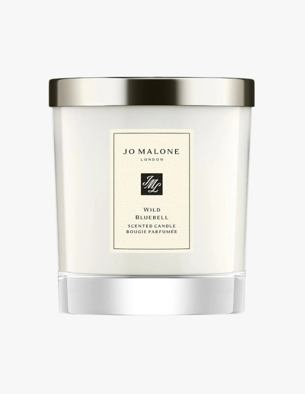 Ürün Cinsiyeti: Unisex

Ürün Tipi: Ev Kokusu

Ürün Sezonsallığı: Dört Mevsim

Ürün Çeşidi: Kokulu Mum

Ürün Özellikleri:
Jo Malone London Wild Bluebell mum, taze çiçek notalarıyla mekânda doğal ve hafif bir koku atmosferi yaratır. Dengeli yoğunluğu sayesinde bulunduğu alanı yormadan sarar. Şık cam ambalajı ile hem koku hem dekorasyon ürünü olarak öne çıkar.

Öne Çıkan Detaylar:

Taze ve çiçeksi koku profili

200 g ideal boy

Dengeli ve zarif koku yayılımı

Dekoratif cam tasarım

Kimler Kullanıyor?
Evinde sakin, ferah ve rafine bir atmosfer yaratmayı seven; koku seçiminde zarafeti ön planda tutan kişiler tarafından tercih edilir.

Jo Malone Wild Bluebell mum ile evinizde ferah, zarif ve doğal bir koku atmosferi oluşturun.