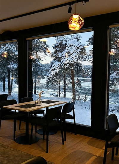 Laponya’da Aanaar Restaurant – karlı manzara eşliğinde yılbaşı yemeği