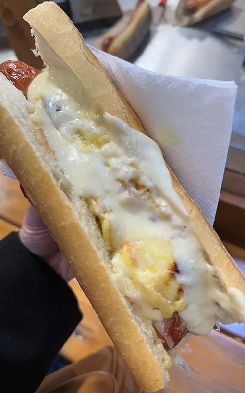 Alsace yılbaşı pazarlarında satılan baget ekmek içinde peynirli Baguette Flambée ve Alsace sosisiyle hazırlanan geleneksel sıcak sokak lezzeti.
