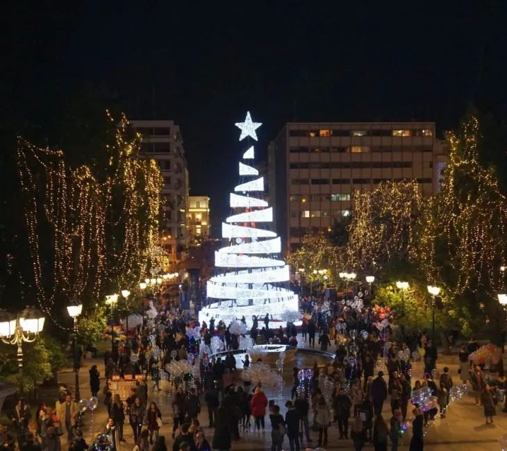 Atina yılbaşı kutlamaları – Syntagma Meydanı’nda ışıklı yılbaşı ağacı ve kalabalık