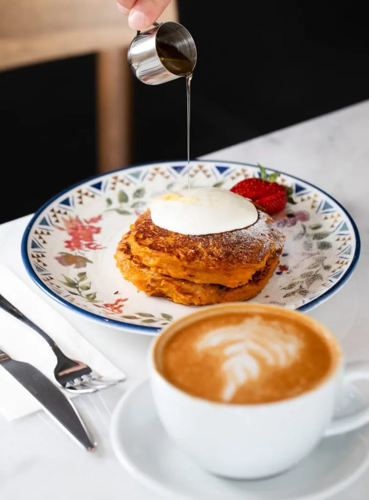 Bart Bomonti’de kahvaltı menüsünden pancake ve latte sunumu – sabah kahvesiyle güne keyifli başlangıç.