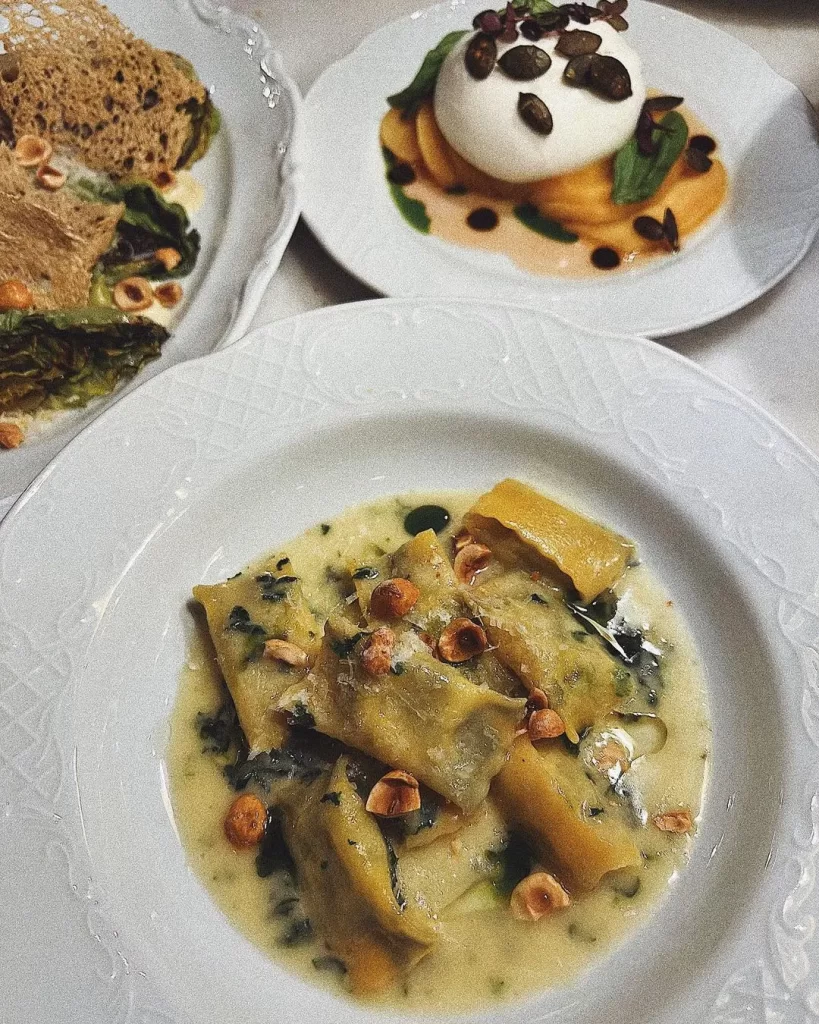 Batard Bomonti’de fine dining konseptinde sunulan el yapımı makarna, burrata ve sebze tabakları – modern gastronomi deneyimi.