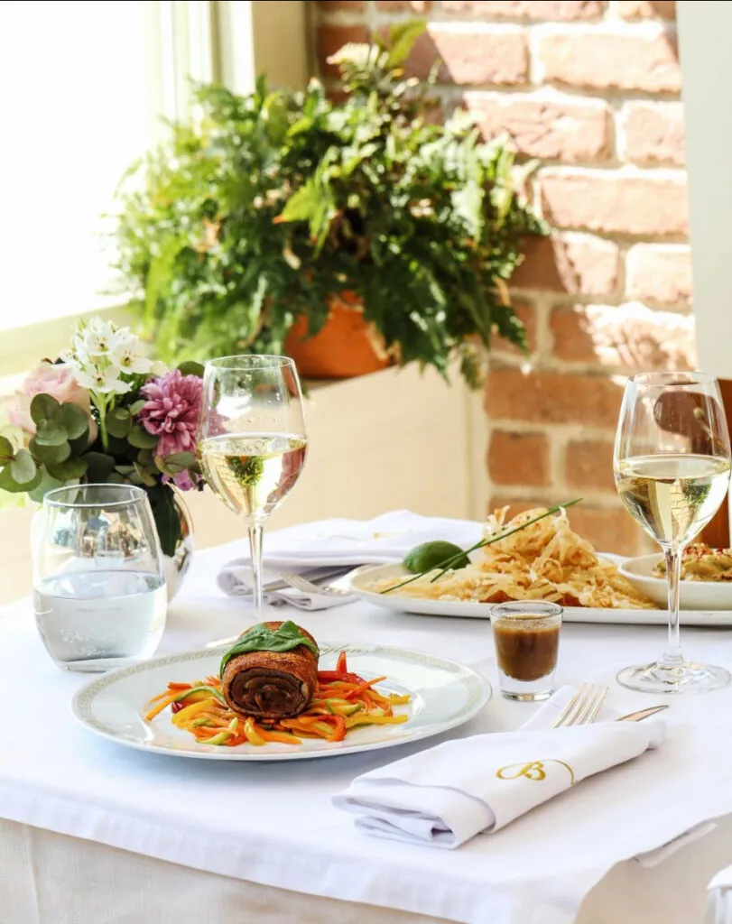 Galataport Baylan restoranında fine dining sunum, beyaz şarap eşliğinde şık masa düzeni