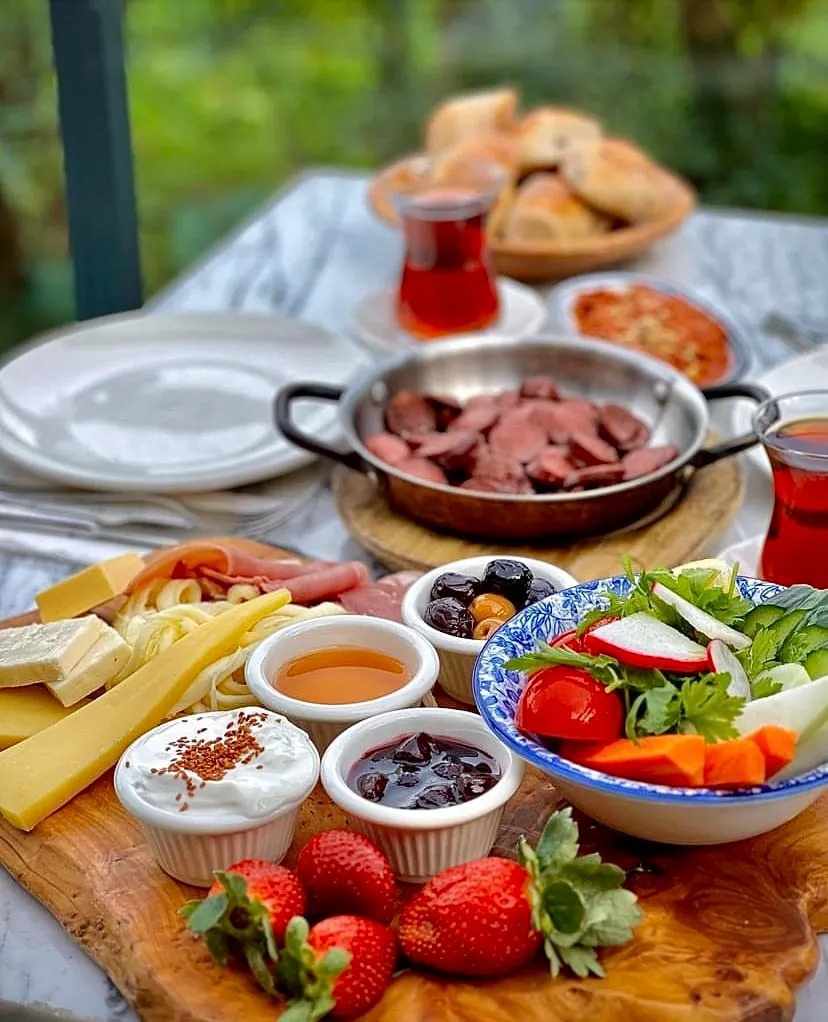 Beyaz Fırın Erenköy’de serpme kahvaltı masası