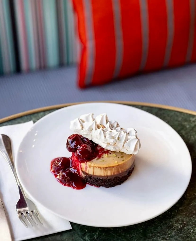 Beymen Brasserie’de vişne soslu cheesecake ve kremalı tatlı sunumu — Nişantaşı mekanları rehberinden.