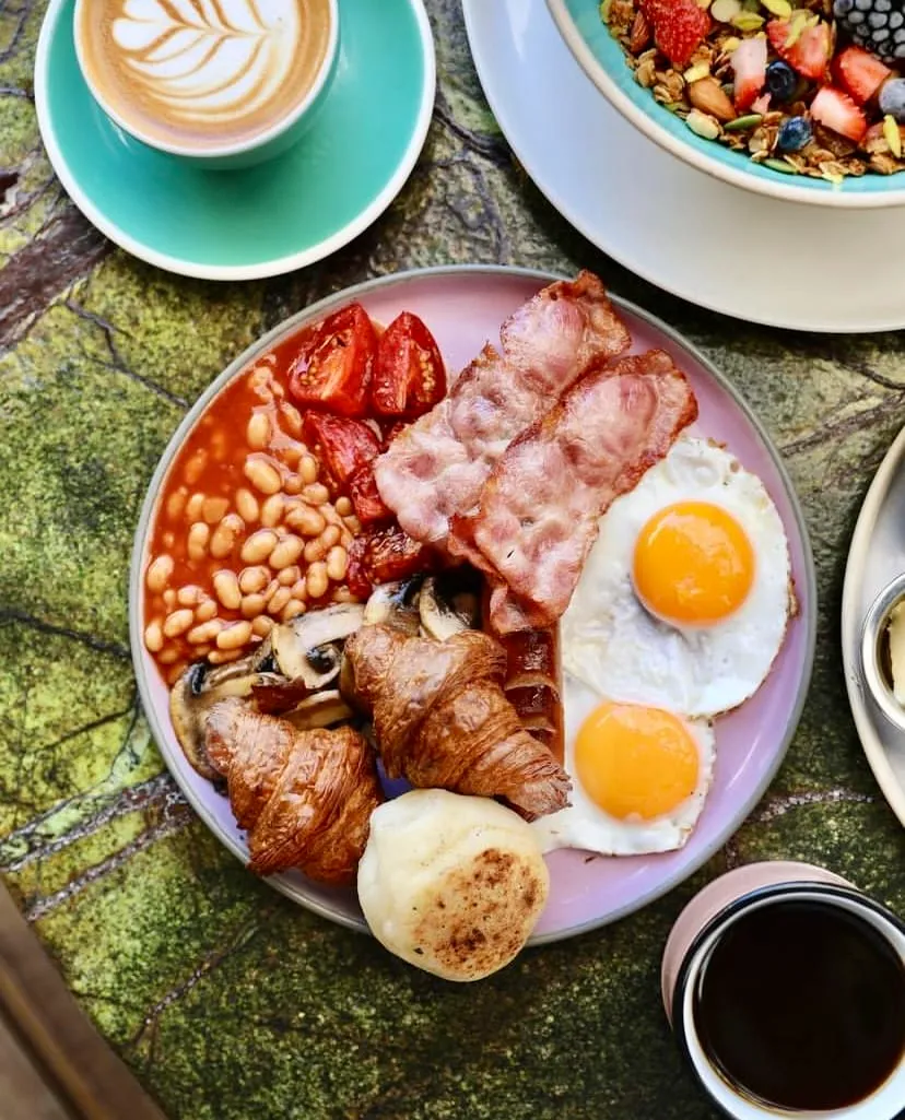 Moda Brekkie’de İngiliz kahvaltısı tabağı, yumurta ve bacon