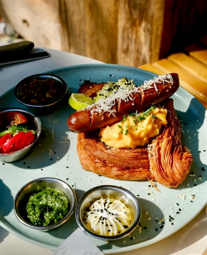 Brekkie Moda’da sosisli kahvaltı tabağı ve yan soslar